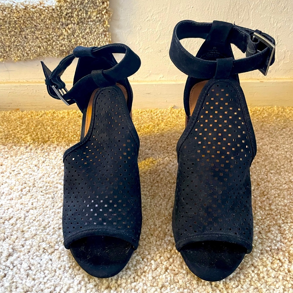 Universal Thread Black Laser Cut Perforated Block Heel Sandals Sz 6